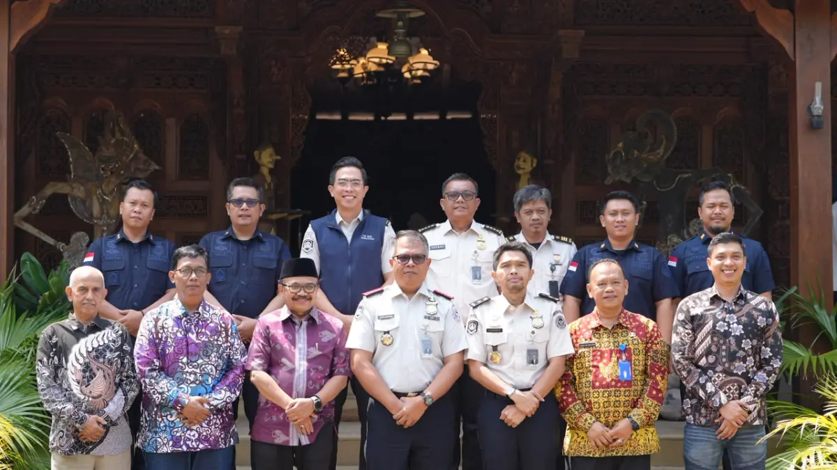 KOMPAK: Pejabat Kantor Imigrasi Kelas I TPI Malang bersama PT Intelegensia Grahatama selaku Badan Usaha Pembangun dan Pengelola (BUPP) Kawasan Ekonomi Khusus (KEK) Singhasari serta Dinas Penanaman Modal dan Pelayanan Terpadu Satu Pintu (DPMPTSP) Kabupaten Malang.