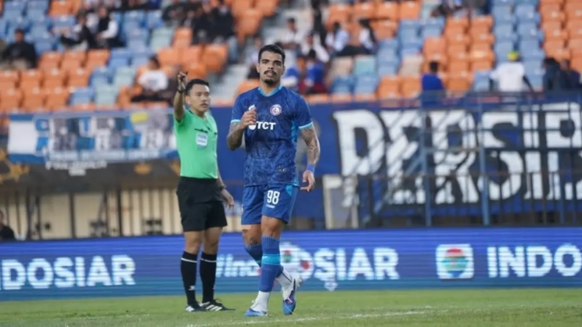 Marcos Vinicus tampil sebagai pemain pengganti saat melawan Tampines Rovers di Stadion Si Jalak Harupat, Bandung, Selasa lalu (31/7). (MO Arema FC)