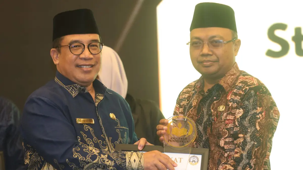 MEMBANGGAKAN: Kepala MIN 3 Malang Saifuddin Zuhri saat menerima penghargaan Anugerah Pendidikan 2026, Rabu (29/7).