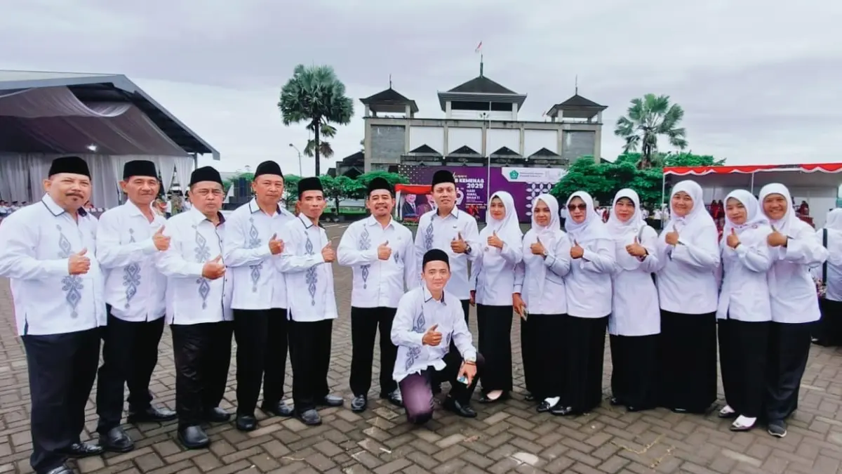 SDM UNGGUL: Guru MIN 3 Malang berfoto bersama.