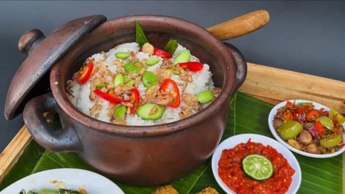 SPESIAL: Ayam Goreng Balaikota meluncurkan menu Liwet Kendil Obonk.