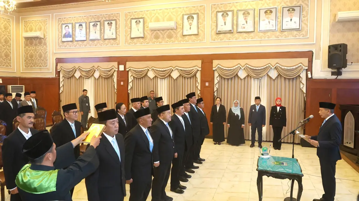 4 PEJABAT DIKUKUHKAN ULANG: Wali Kota Malang Wahyu Hidayat memimpin pelantikan 14 pejabat di Balai Kota Malang, kemarin.