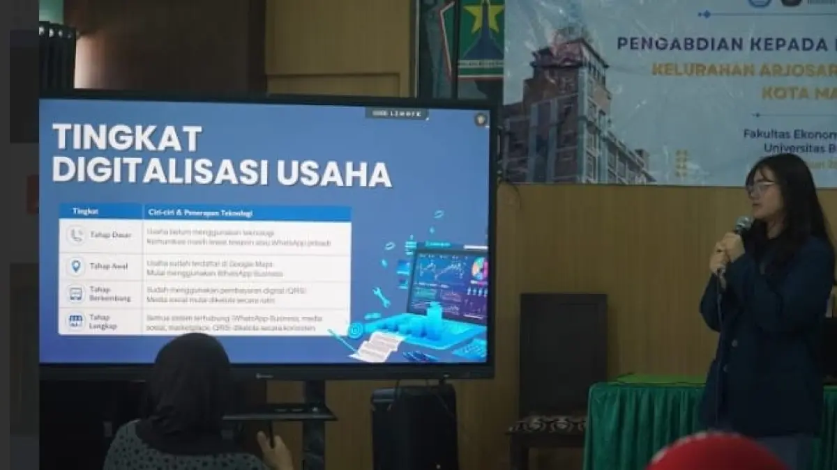 BAGI ILMU: Mahasiswa Program Pengabdian kepada Masyarakat (PKM) Fakultas Ekonomi dan Bisnis Universitas Brawijaya (FEB UB) memberikan pendampingan kepada pelaku Usaha Mikro, Kecil, dan Menengah (UMKM) di Kelurahan Arjosari, Kota Malang.

