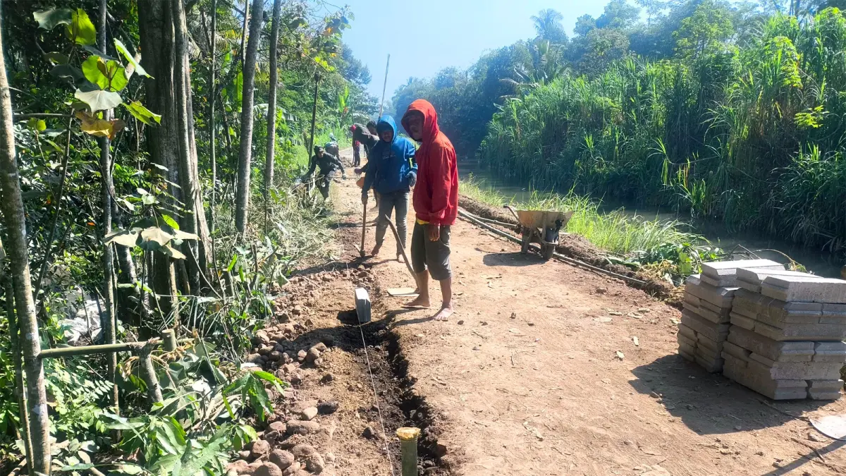 BERTAHAP: Pelaksanaan pavingisasi di Kelurahan Tlogowaru, Kecamatan Kedungkandang dilakukan beberapa waktu lalu. (Camat Kedungkandang For Radar Malang)