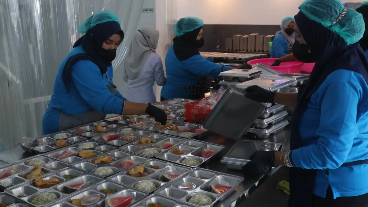 HARUS HIGIENIS: Beberapa relawan SPPG menyiapkan menu untuk dikirim ke sekolah-sekolah.