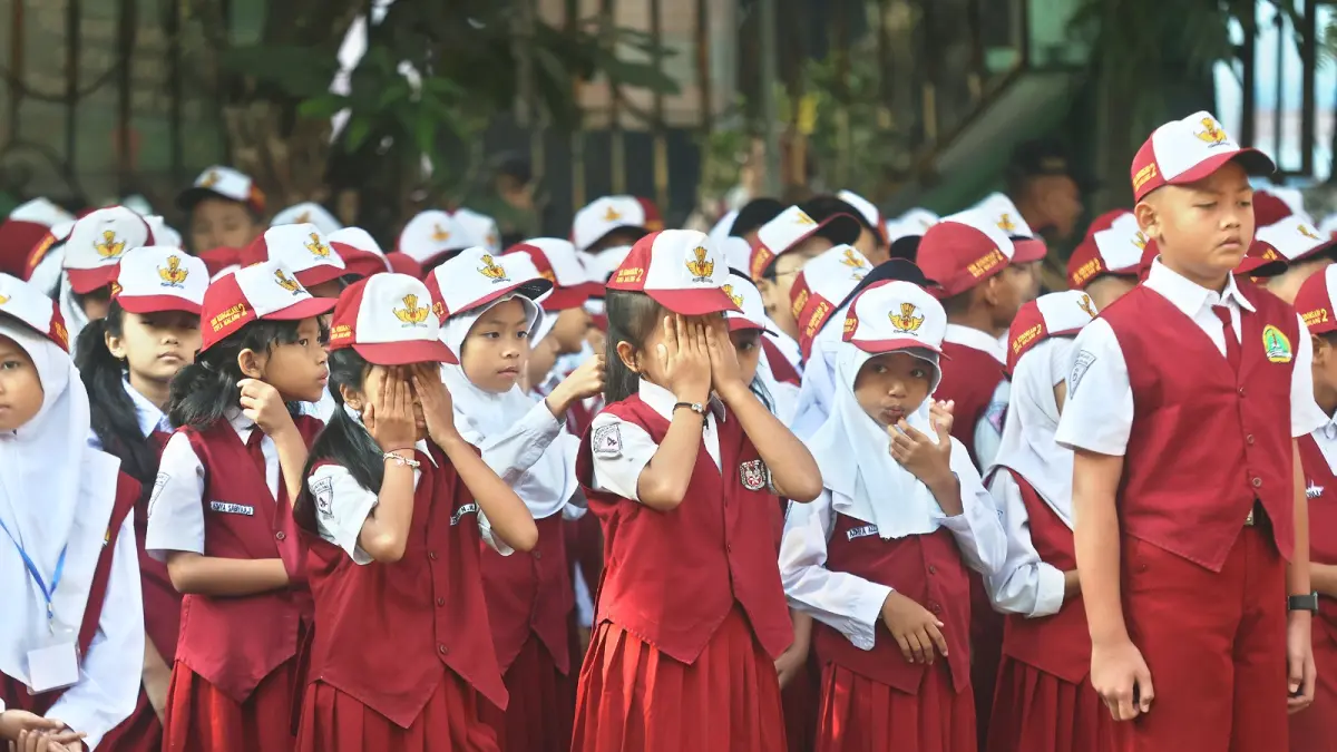 HARUS LAKUKAN PENYESUAIAN: Siswa SDN Kebonsari 2 Kecamatan Sukun mengikuti upacara bendera, beberapa waktu lalu.&nbsp;