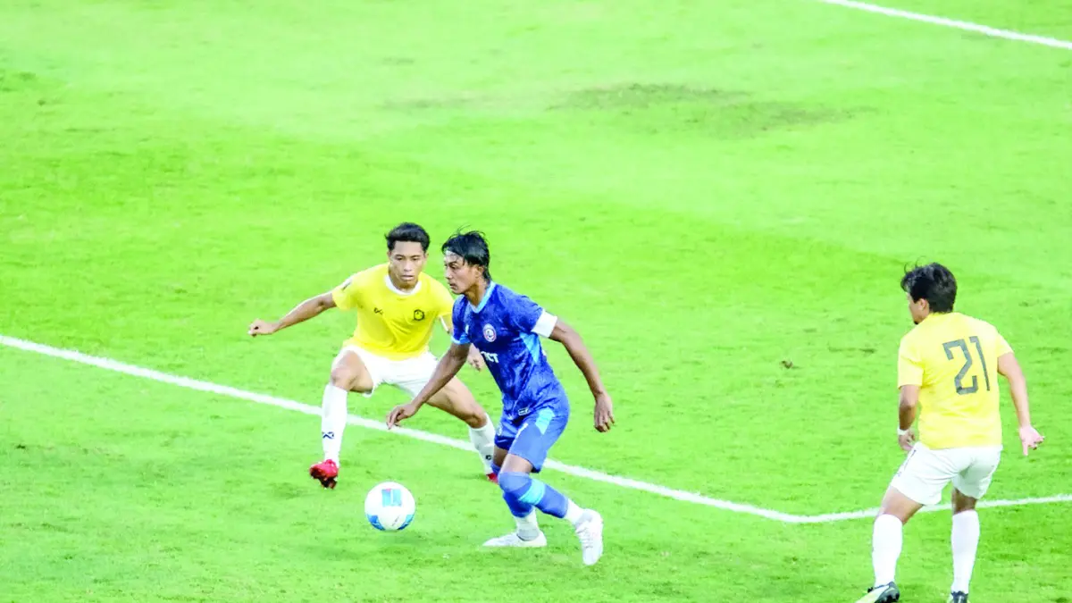 JAGA STOK: Kapten Arema FC Johan Ahmat Farizi (tengah) berusaha lepas dari penjagaan pemain Tampines Rovers dalam laga Piala Presiden 2026 pada 28 Juli lalu.