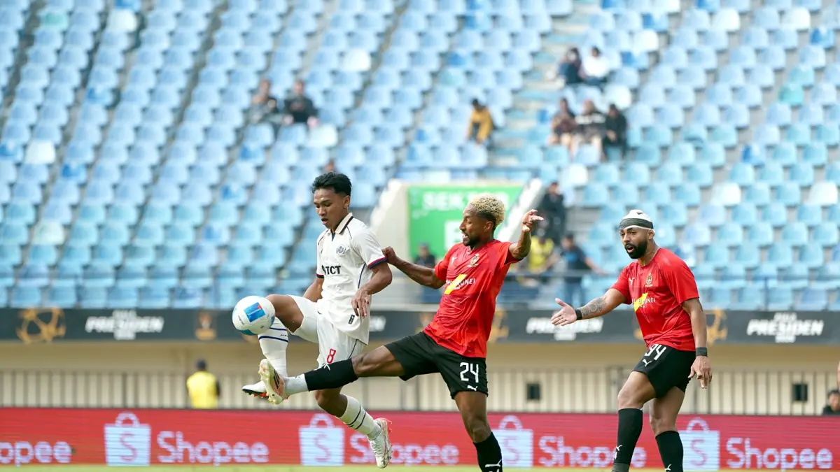 KUNCI SLOT SEMIFINAL: Arkhan Fikri berusaha melewati kawalan dari pemain DPMM FC, kemarin sore. (Media Officer Arema FC For Radar Malang)