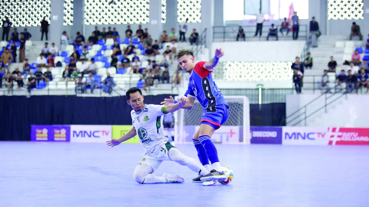 POSISI AMAN: Andres Josue Teran berusaha lepas dari penjagaan pemain Bintang Timur Surabaya dalam laga PFL Series Tangerang musim lalu.