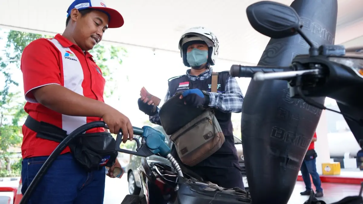 RAMAH: Pelayanan petugas SPBU Pertamina kepada pelanggan.