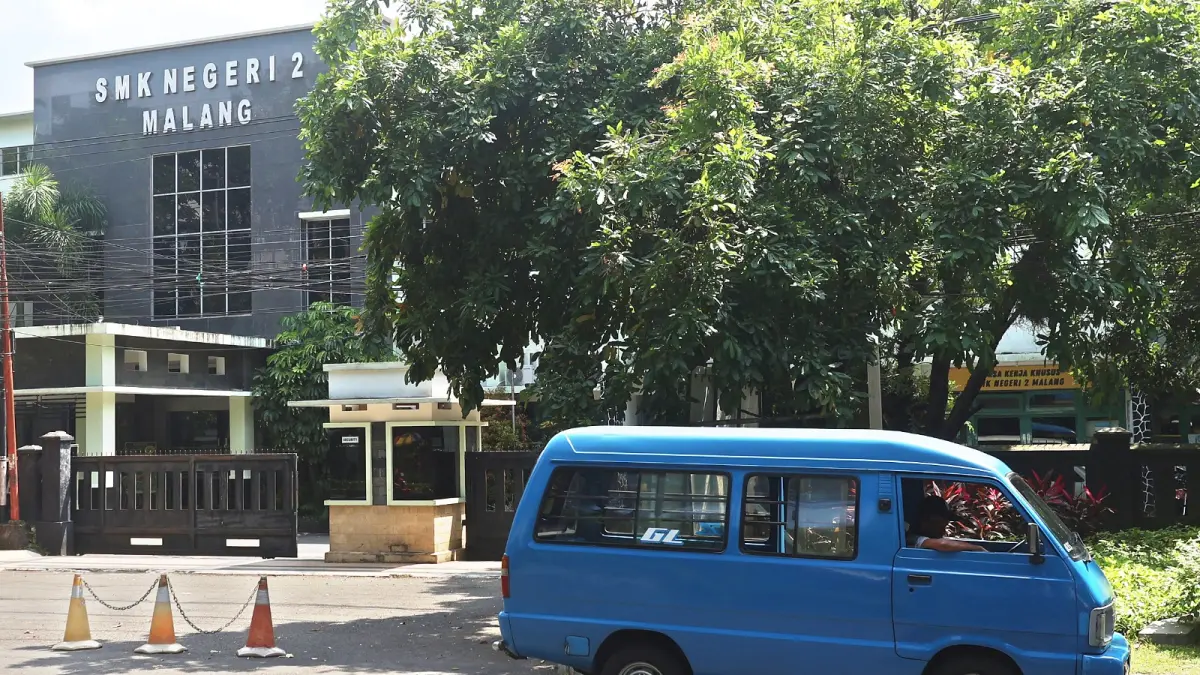 WAIT AND SEE: Salah satu angkot tengah menunggu penumpang di Jalan Veteran Kota Malang, kemarin.