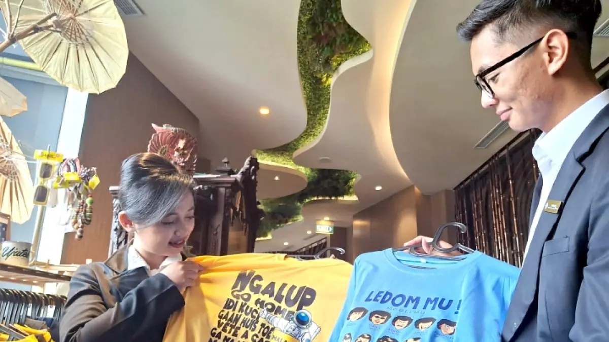 CIRI KHAS MALANG: Produk kaus bertema Boso Walikan Malangan dari salah satu UMKM ditampilkan di Hotel Grand Mercure Mirama Malang, kemarin (1/8). (Nabila Amelia/Radar Malang)
