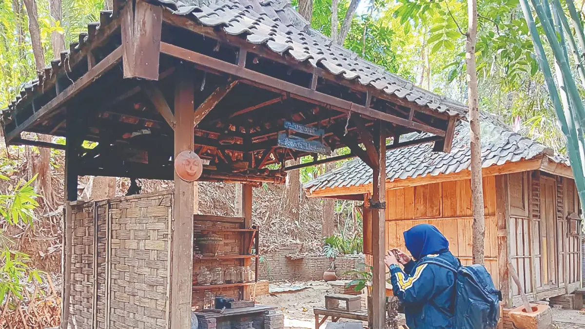 DESTINASI ALAM: Seorang pengunjung mengabadikan salah satu spot di wisata Petirtaan Ngawonggo, Desa Ngawonggo, Kecamatan Tajinan.
