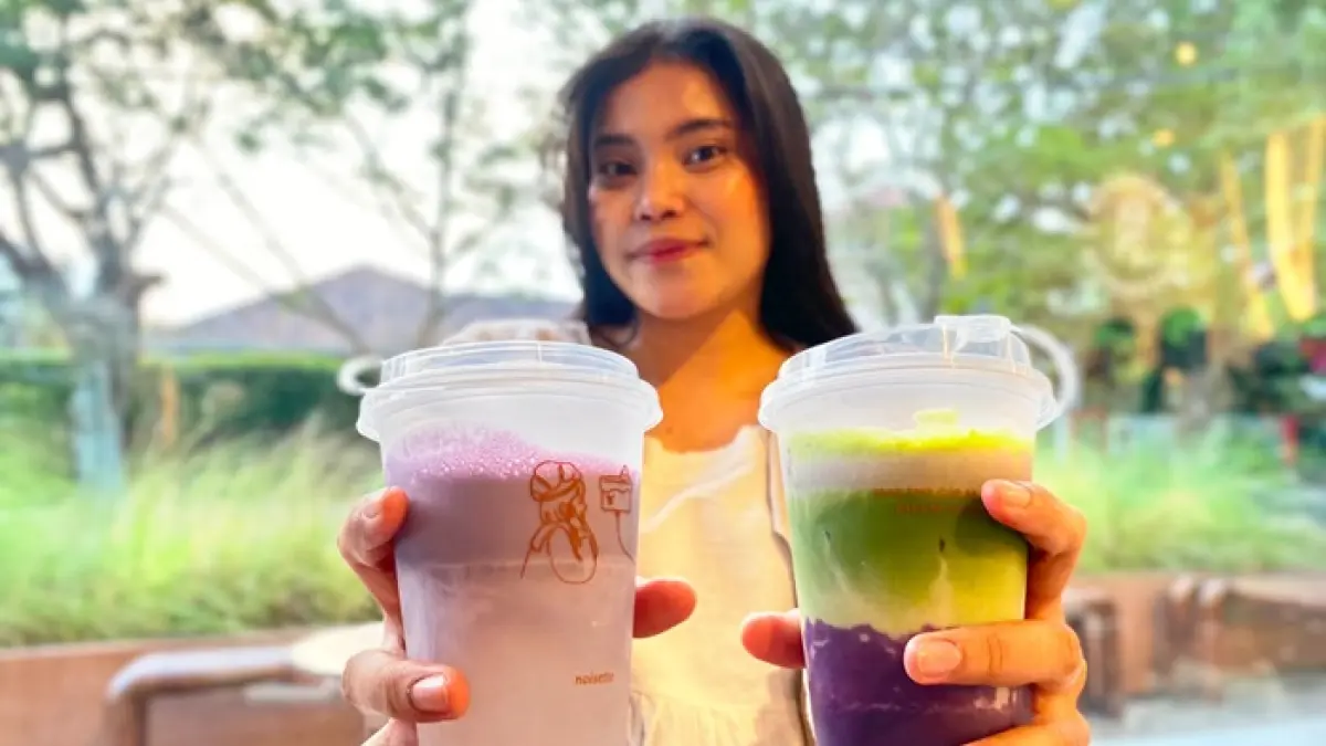 KUNCINYA DI PASTA: Seorang pengunjung Noisette Pattisier menunjukkan minuman matcha yang bercampur dengan ube kemarin siang.