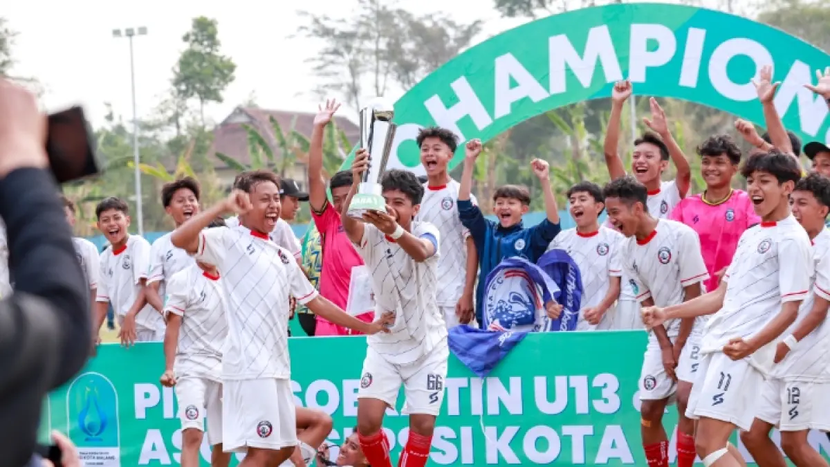 LEGA: Pemain Arema FC U15 merayakan trofi Piala Soeratin Regional Kota Malang di Lapangan ARG, Kecamatan Lawang, Jumat lalu (31/7).