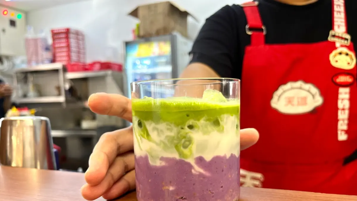 MINUMAN MANIS: Segelas matcha yang dicampurkan dengan ube menjadi minuman yang sedang digemari di Tendo Gyoza.
