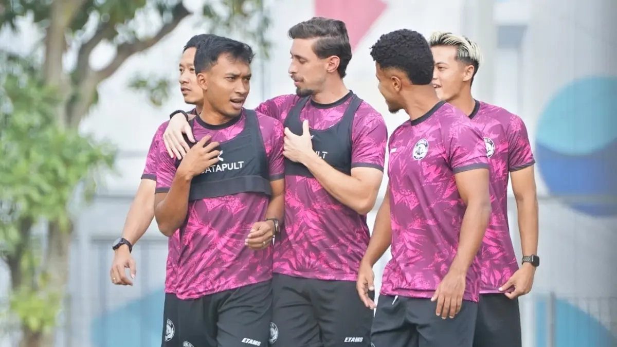 MOMENTUM BELAJAR: Robi Darwis (kiri) berbincang dengan para pemain Arema FC sebelum menjalani sesi latihan di Bandung.