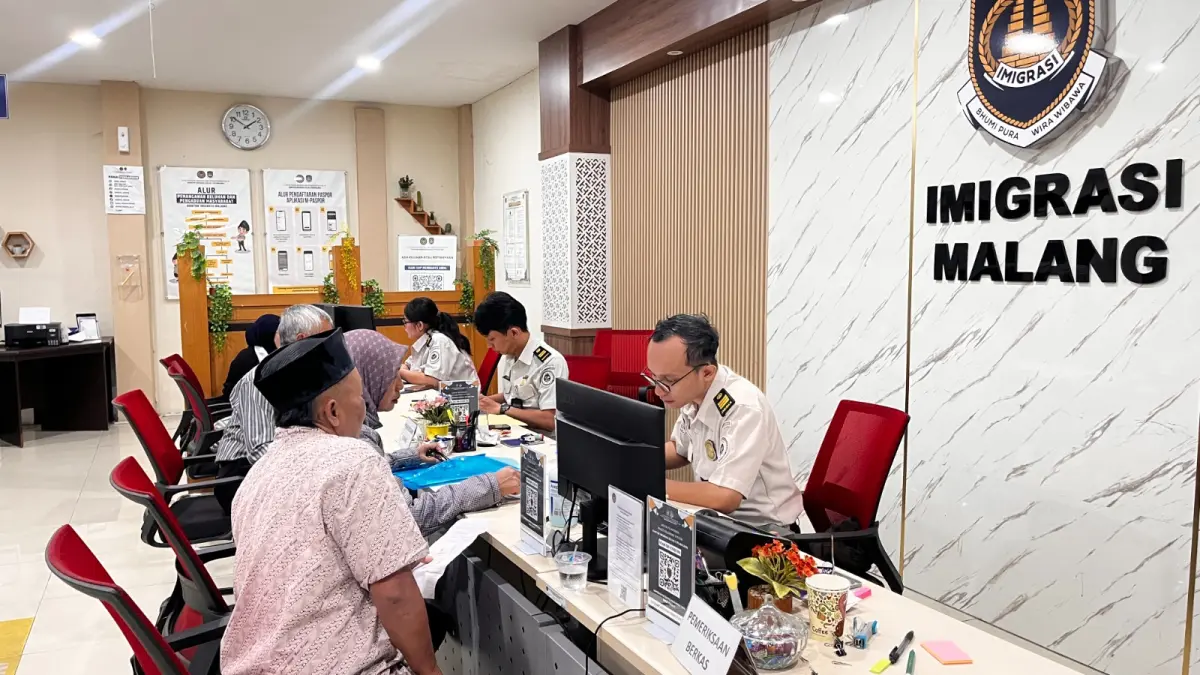 Pegawai Imigrasi Malang melayani warga yang mengurus paspor (NAHDIATUL AFFANDIYAH/RADAR MALANG)