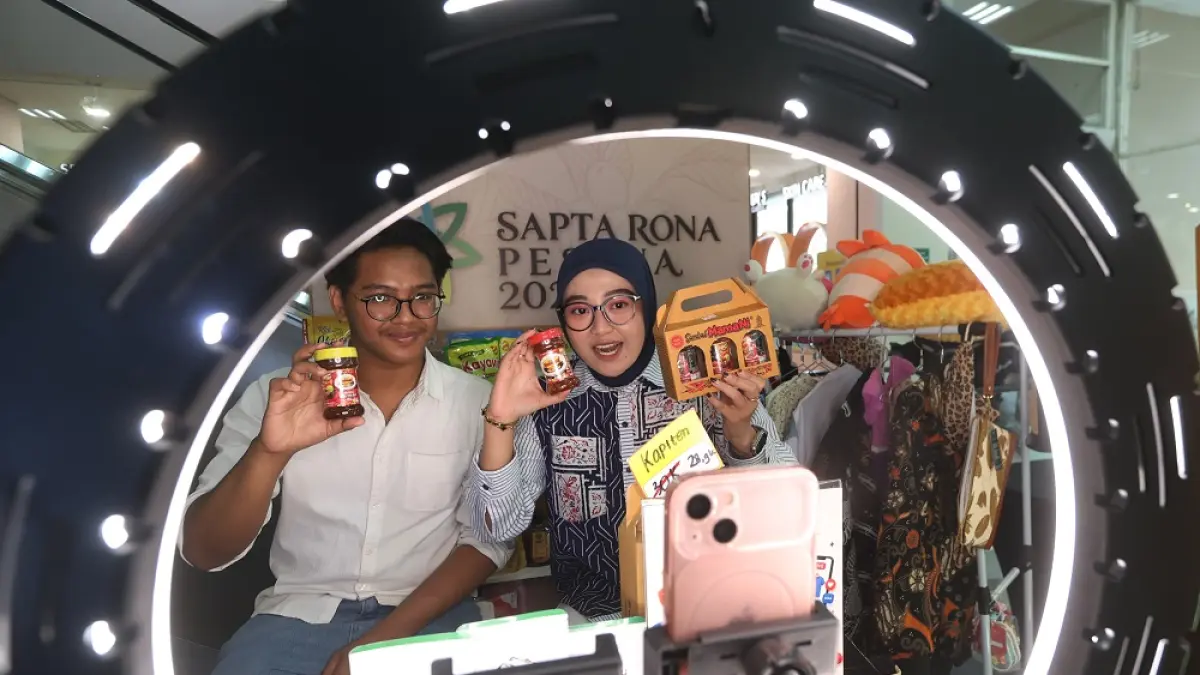 Pelaku UMKM menunjukkan produk (Darmono/Radar Malang)