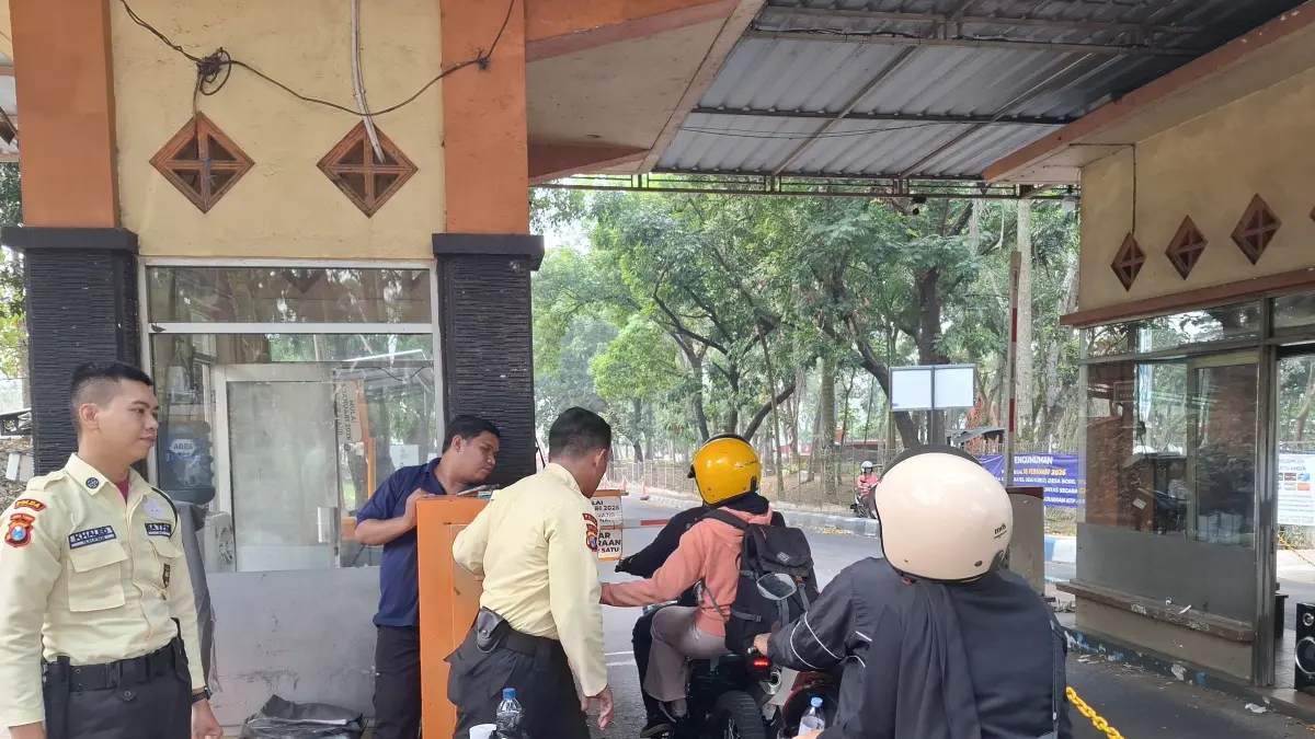 Pemotor melintasi gate Bendungan Lahor. (Biyan Mudzaky Hanindito/Radar Malang)