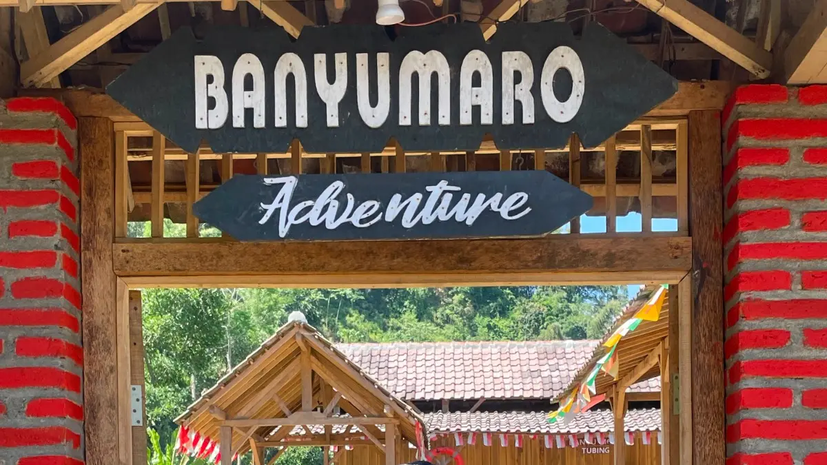 PENGGAGAS WISATA: Galuh Prasetyo berdiri di depan Gapura Banyumaro, Desa Wringinanom, Kecamatan Poncokusumo kemarin.