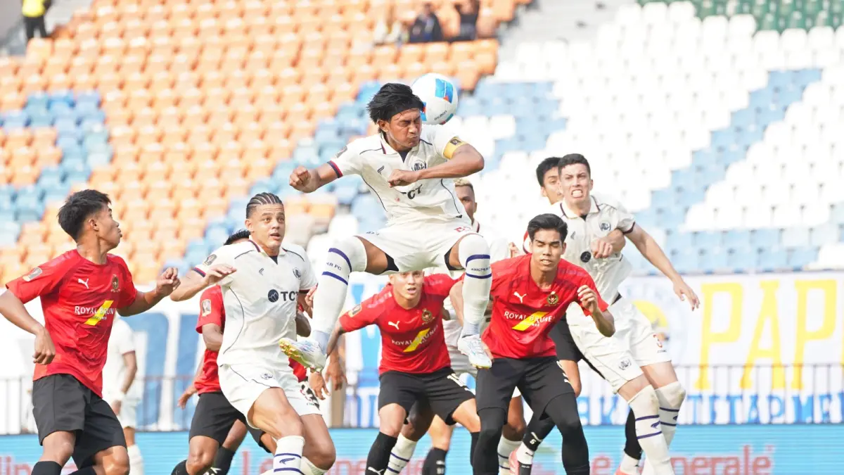 PERFORMA POSITIF: Kapten Arema FC John Alfarizi berusaha menjangkau bola dalam laga melawan DPMM FC di Stadion Si Jalak Harupat.
