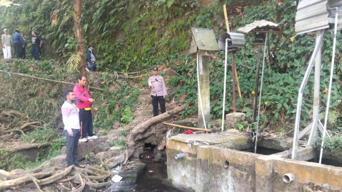 PERIKSA SAKSI: Aparat kepolisian melakukan olah TKP di lokasi perekaman video terduga gay, sungai Tambaksari.