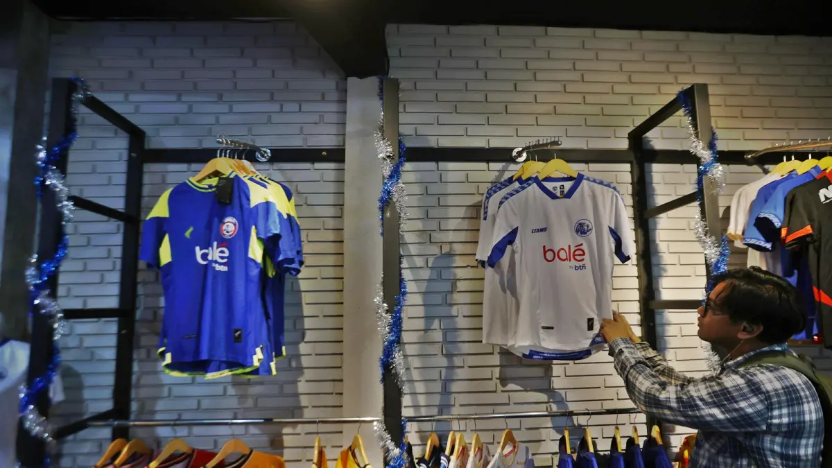 POTENSIAL: Arema FC Store berencana kembali menghadirkan kids jersey pada kompetisi musim 2026/2027.