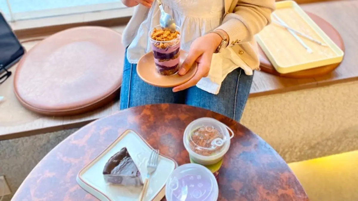 UNTUK SEMUA KALANGAN: Ube matcha buatan Noisette Pattisier bisa menjadi pendamping makanan seperti brownis ataupun camilan lain.