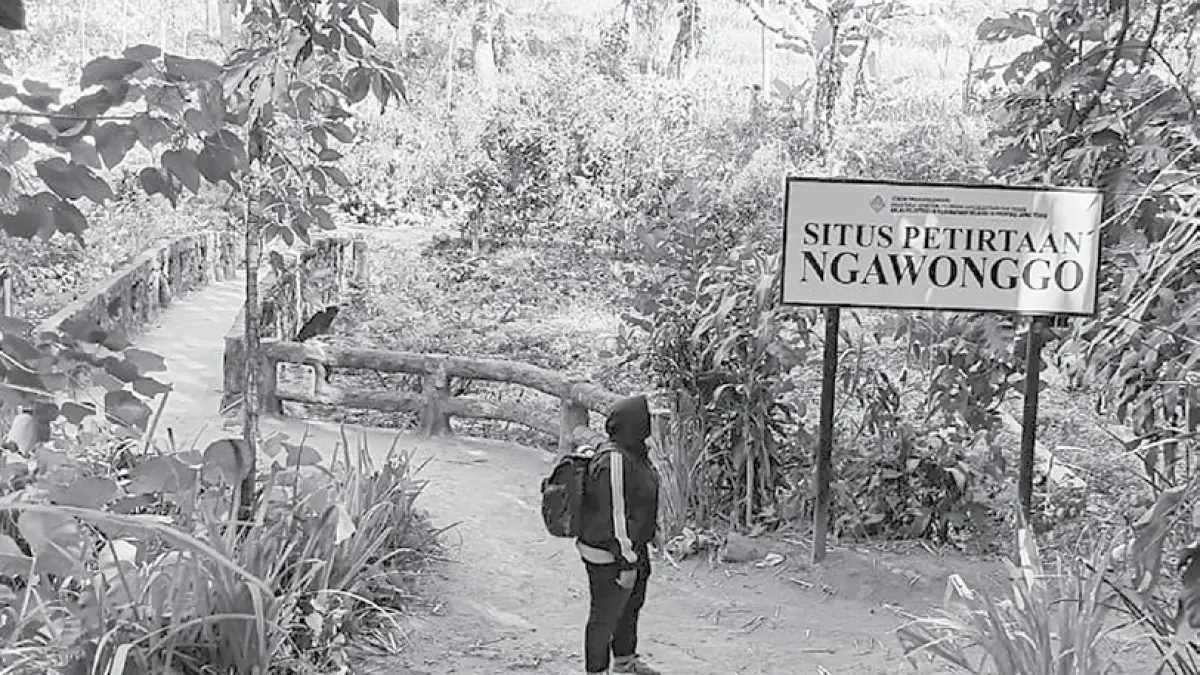 WISATAWAN: Pengunjung memasuki area petirtaan ngawonggo, Desa Ngawonggo, Kecamatan Tajinan.