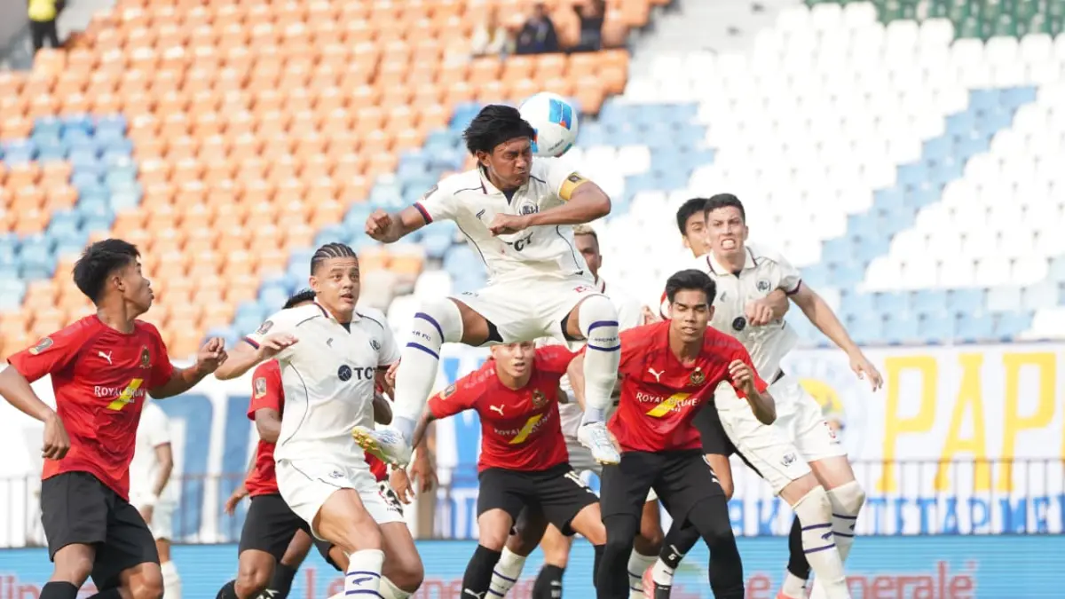 BAKAL KERJA KERAS: Kapten Arema FC Johan Ahmat Farizi berusaha menjangkau bola dalam laga melawan DPMM FC di Stadion Si Jalak Harupat