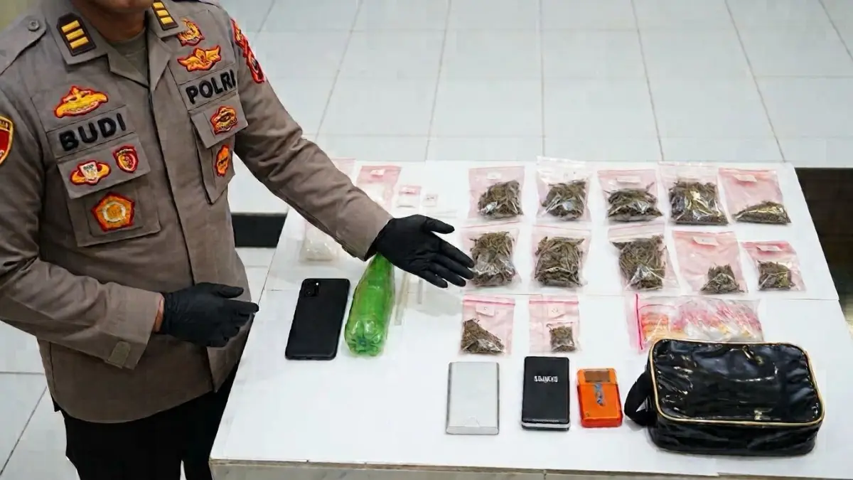 Barang bukti sabu dan ganja hasil penangkapan