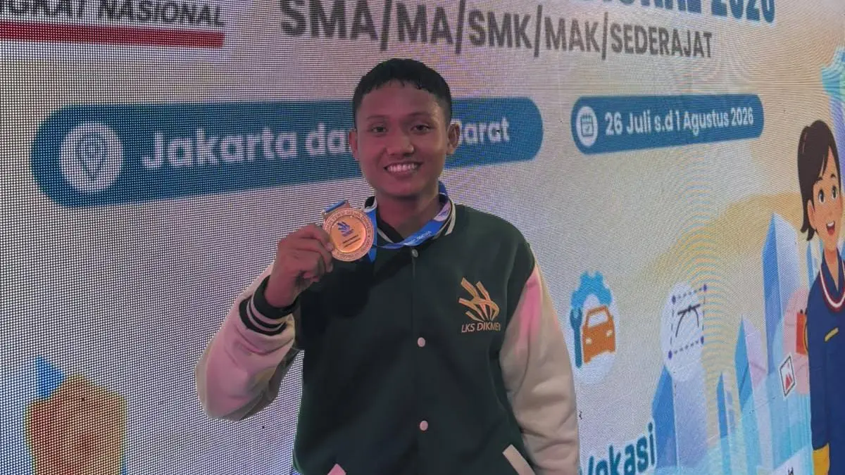 BIKIN BANGGA : Siswa SMKN 2 Turen Reyhan Maulidan Ronaldo (tengah) peraih Juara 1 LKS Nasional bidang Nautika Kapal Penangkap Ikan (NKPI).