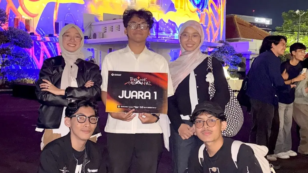 
BUAH KESERIUSAN: Tim Kilas dari Universitas Negeri Malang menyabet predikat juara 1 project mapping dalam ajang Padhang Mbranang 2026 di Balai Kota Madiun, 26 Juli lalu. (Tim Kilas For Radar Malang)
