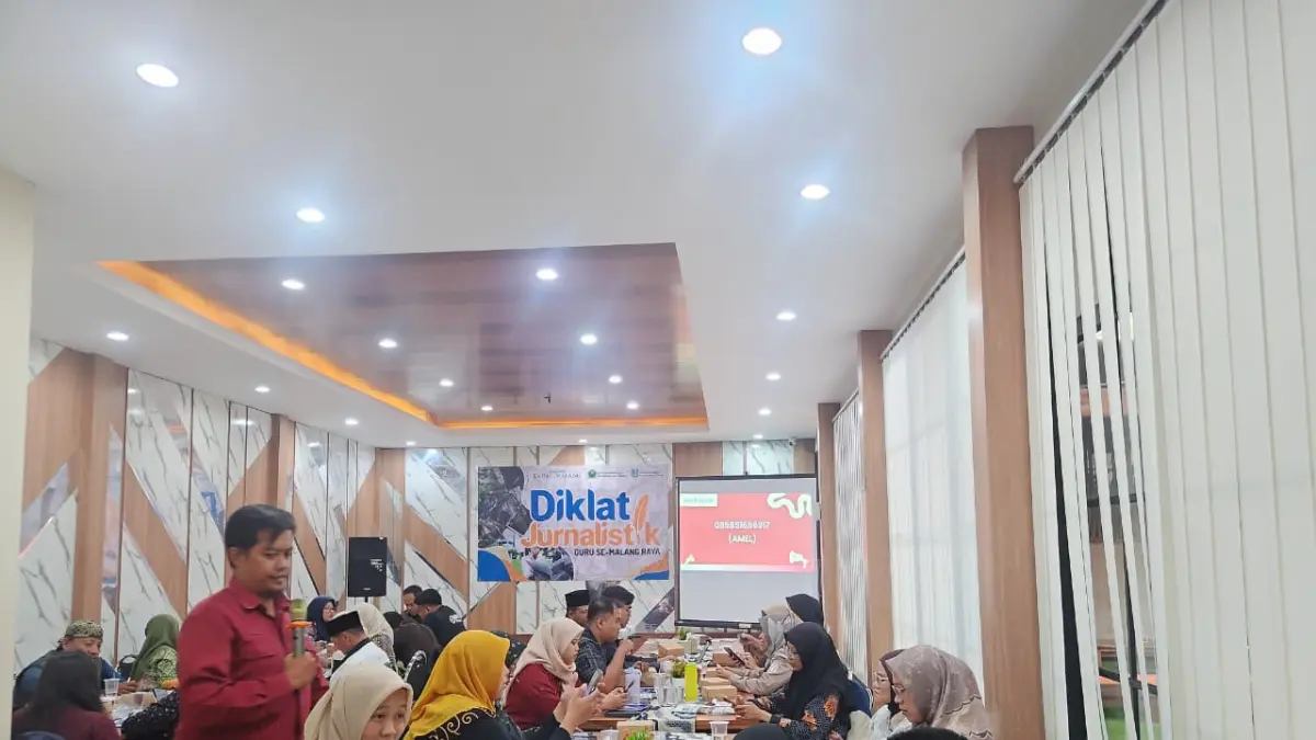 DISKUSI : Materi menulis berita secara kelompok oleh tim Jawa Pos Radar Malang.