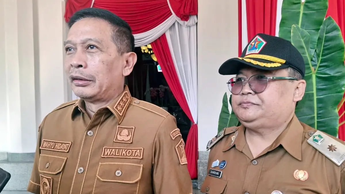 DITUNJUK PLH: Wali Kota Malang Wahyu Hidayat (kiri) dan Kepala DPUPRPKP Kota Malang R Dandung Djulharjanto yang ditunjuk sebagai Plh Sekda Kota Malang memberi keterangan kepada awak media di Balai Kota Malang, kemarin (3/8). (Nabila Amelia/Radar Malang)