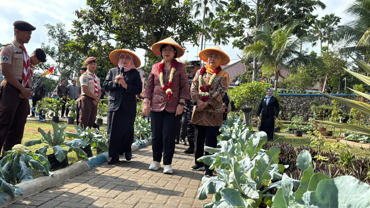 FOKUS : Kepala Sekolah  Husnul Chotimah (kiri) memandu para tamu meninjau lokasi implementasi SIKAP di SMA Negeri Taruna Nala Jatim.