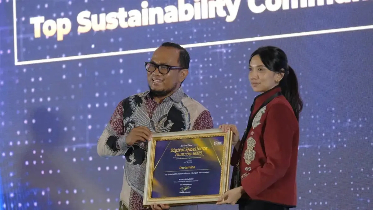 DEDIKASI: CEO JawaPos.com Dhimas Ginanjar menyerahkan penghargaan Top Sustainability Communication by Energy di acara Jawa Pos Digital Excellence Award 2026 kepada Sr. Officer Media Communication PT Pertamina (Persero), Intania Prionggo di Hotel Bidakara, Jakarta Selatan, Kamis (30/7). (Istimewa)