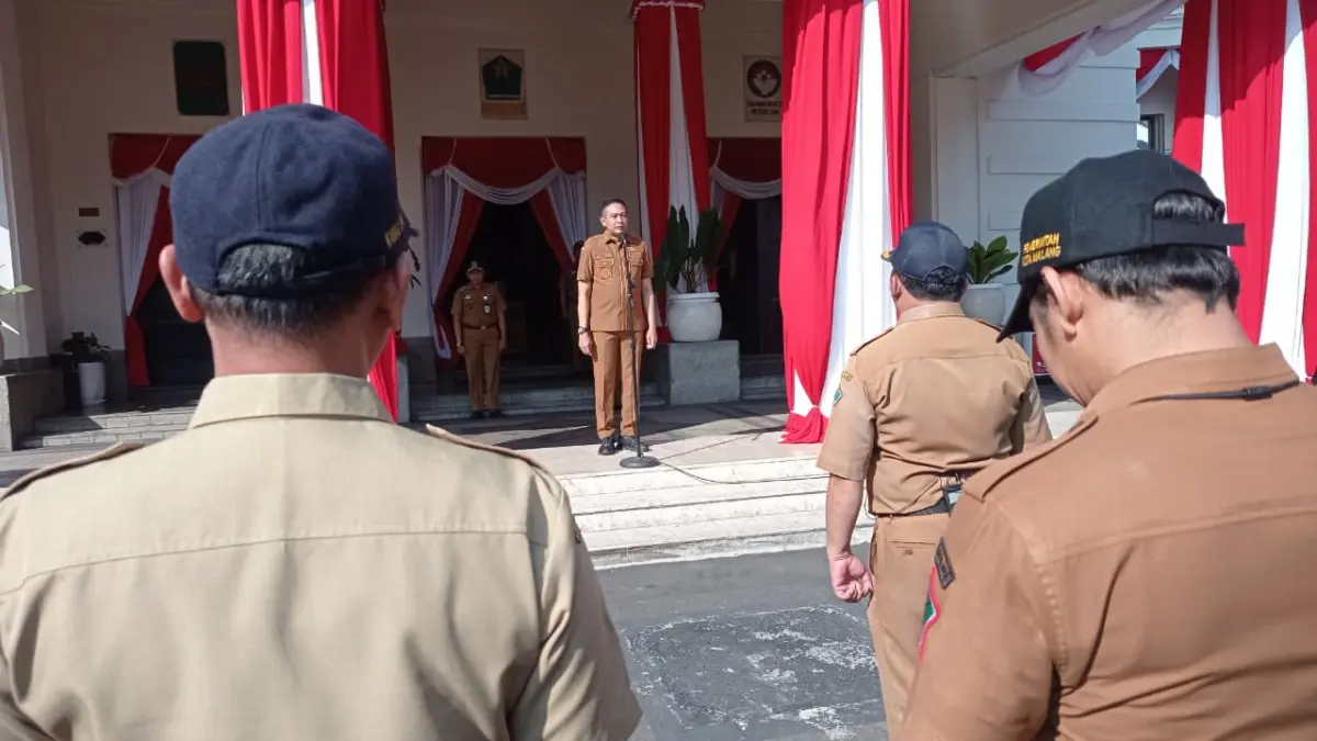 KOMITMEN: Wahyu Hidayat saat memimpin apel pagi.