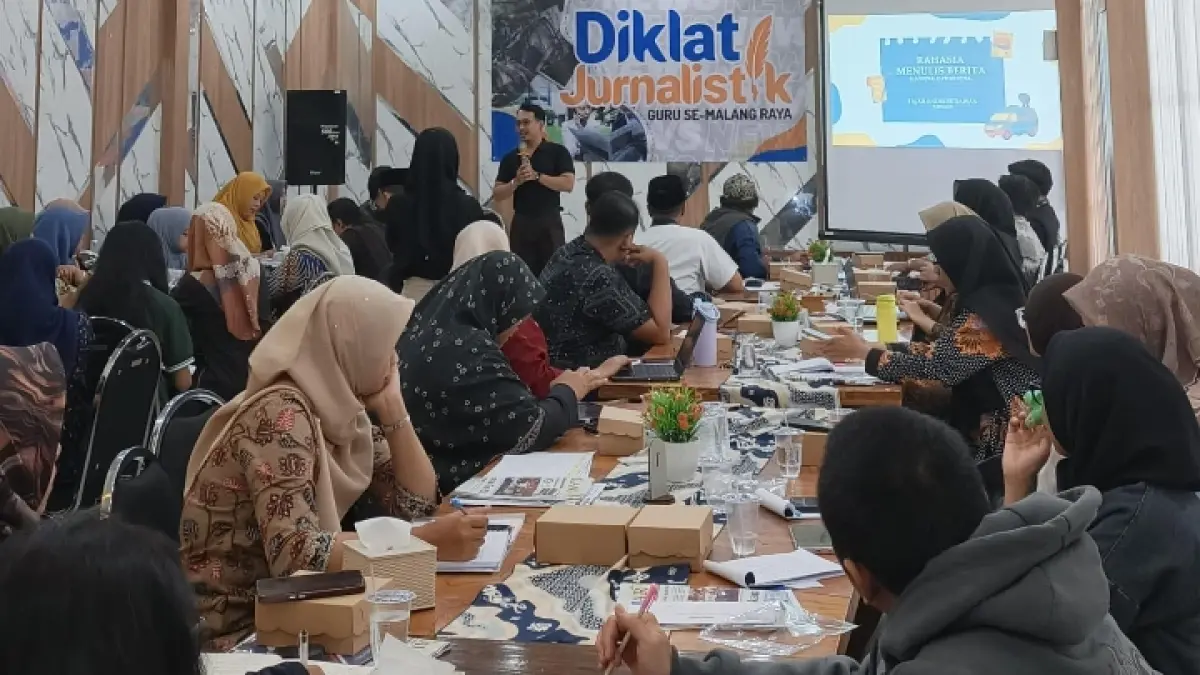 PERKUAT LITERASI: 20 guru SD se-Kecamatan Klojen dan LAZ se-Malang Raya bersemangat membuat buku Antologi, Kamis (30/7).