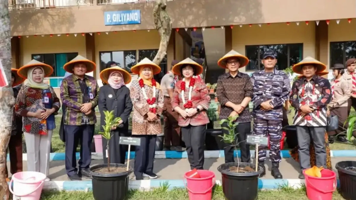 TERBAIK: Gubernur Jawa Timur Khofifah Indar Parawansa bersama Pejabat Gubernur Sementara Bank Indonesia Destry Damayanti meninjau implementasi Program Sekolah Inovatif Ketahanan Pangan (SIKAP) di SMAN Taruna Nala Jawa Timur, Jumat (31/7).