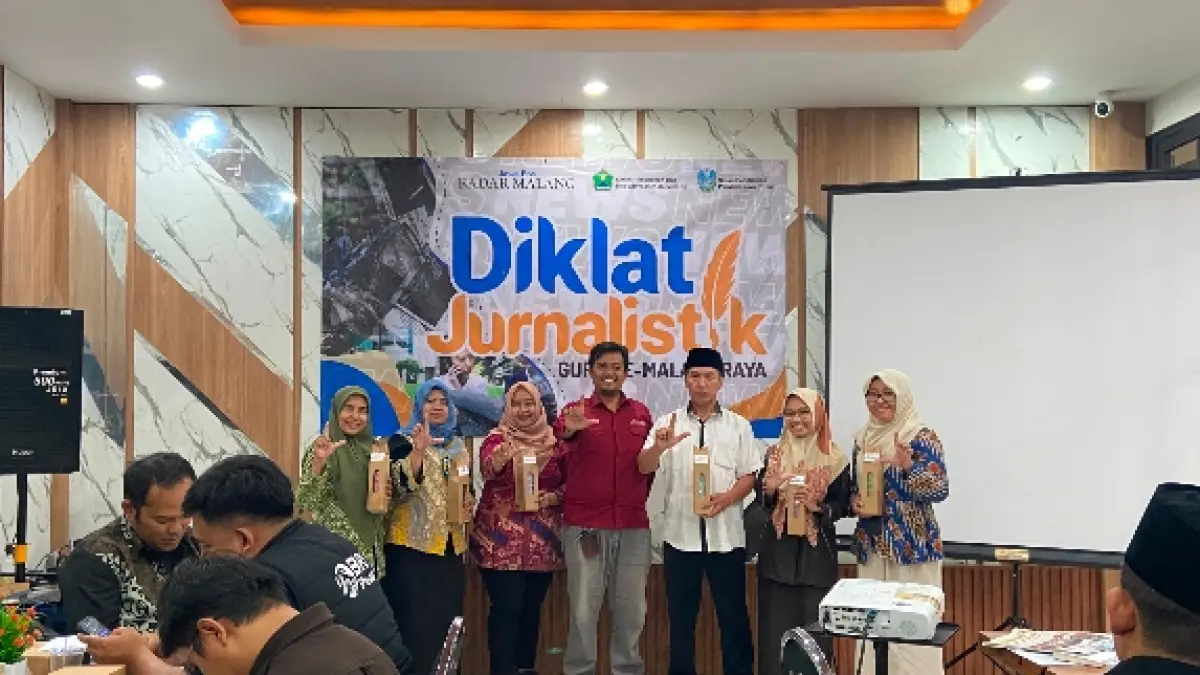 TERBAIK: Karya tulis kelompok No Name menjadi yang terbaik dan mendapatkan hadiah eksklusif dari Jawa Pos Radar Malang.