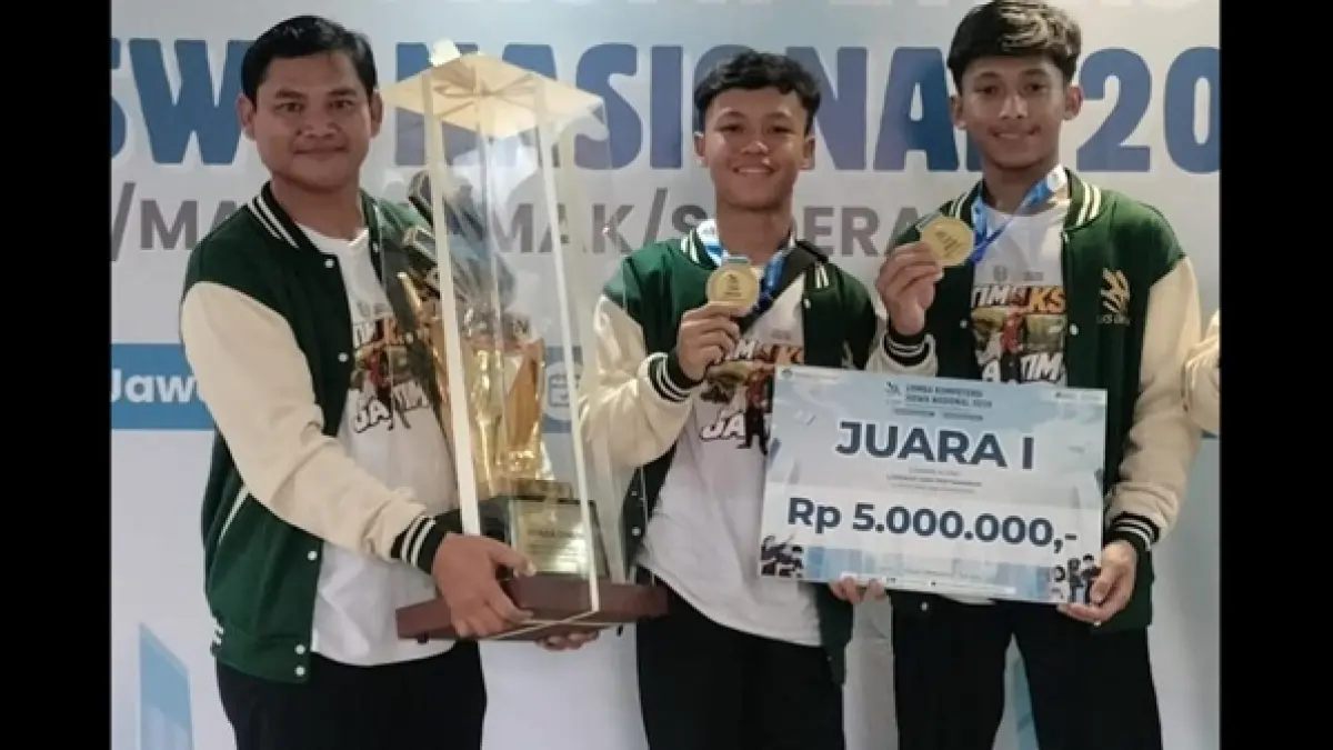TERBAIK : Pembimbing lomba Mudi Saputro Sapto Yuwono SPd (kiri) bersama Ahmad Ilham Maulana dan Afriendi Eka Fardhansyah peraih Juara 1 Lomba LKS DIKMEN Tingkat Nasional 2026, bidang keahlian Landscape and Gardening.