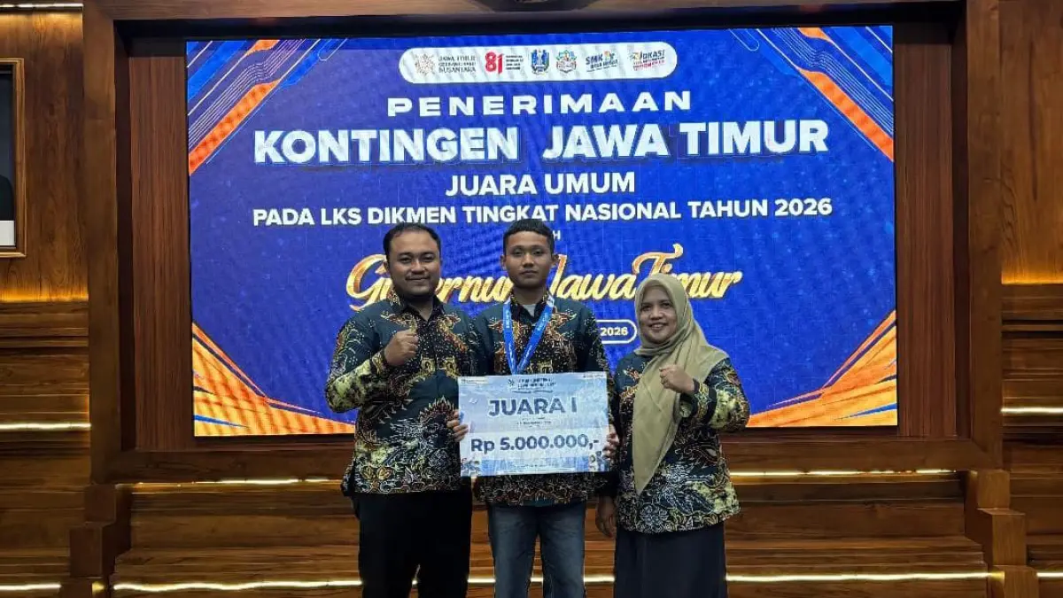 TERBAIK : Siswa SMKN 2 Turen Reyhan Maulidan Ronaldo (tengah) peraih Juara 1 LKS Nasional bidang NKPI, bersama pembimbing Sinar Baskoro Maulana Aji ST dan Kepala Sekolah Sri Sumiati SPd.