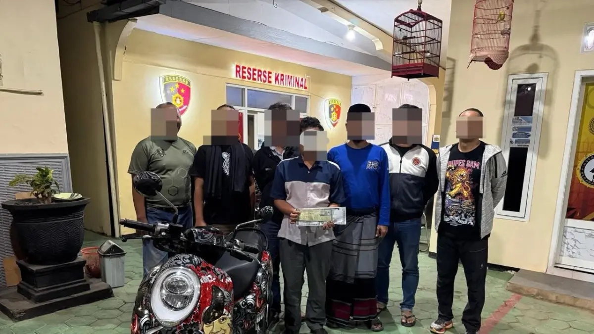 Terduga pelaku bersama motor barang bukti