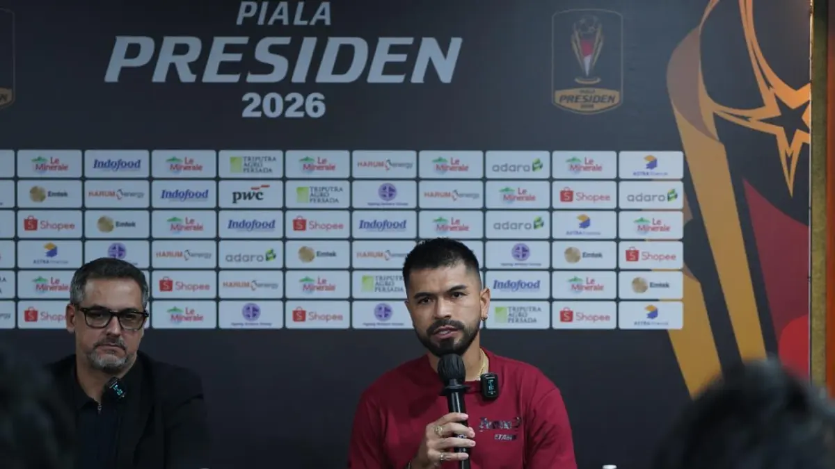 TERUS BELAJAR: Julian Guevara (kanan) menjadi penerjemah Marcos Santos dalam sesi presscon match sebelum laga melawan DPMM FC, beberapa waktu lalu.