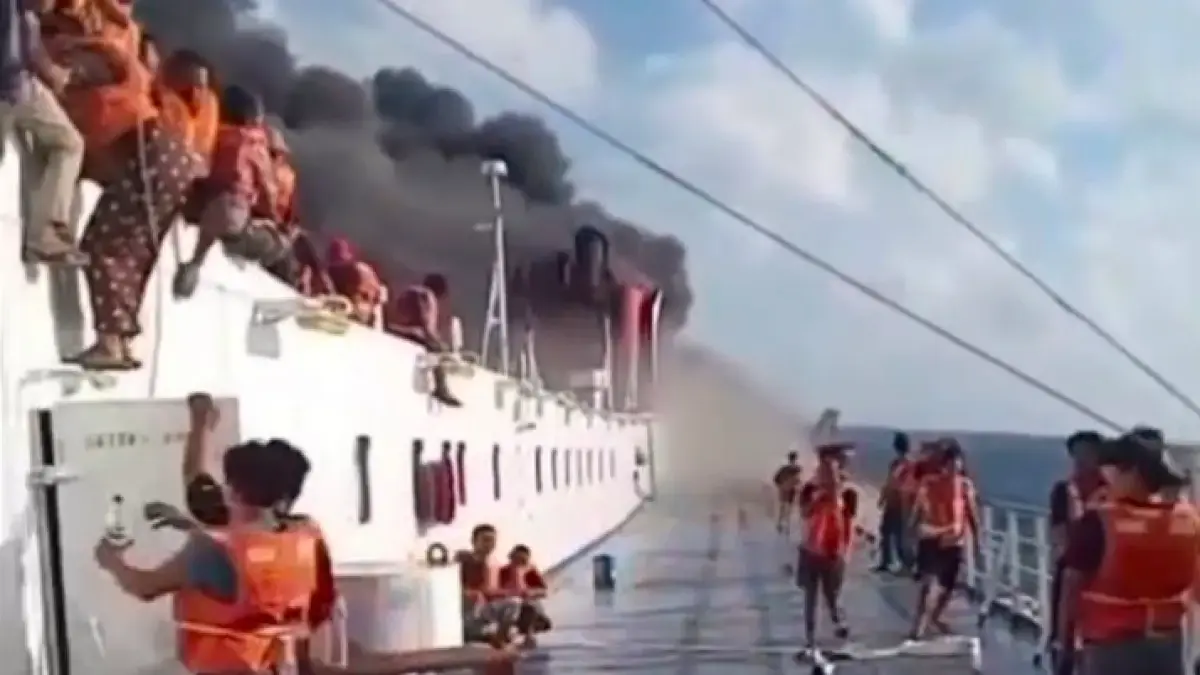 Video amatir dari penumpang KMP Mutiara Sentosa 2 yang terbakar di Perairan Utara Sumenep, Minggu (2/8). (Sumber: Istimewa)

