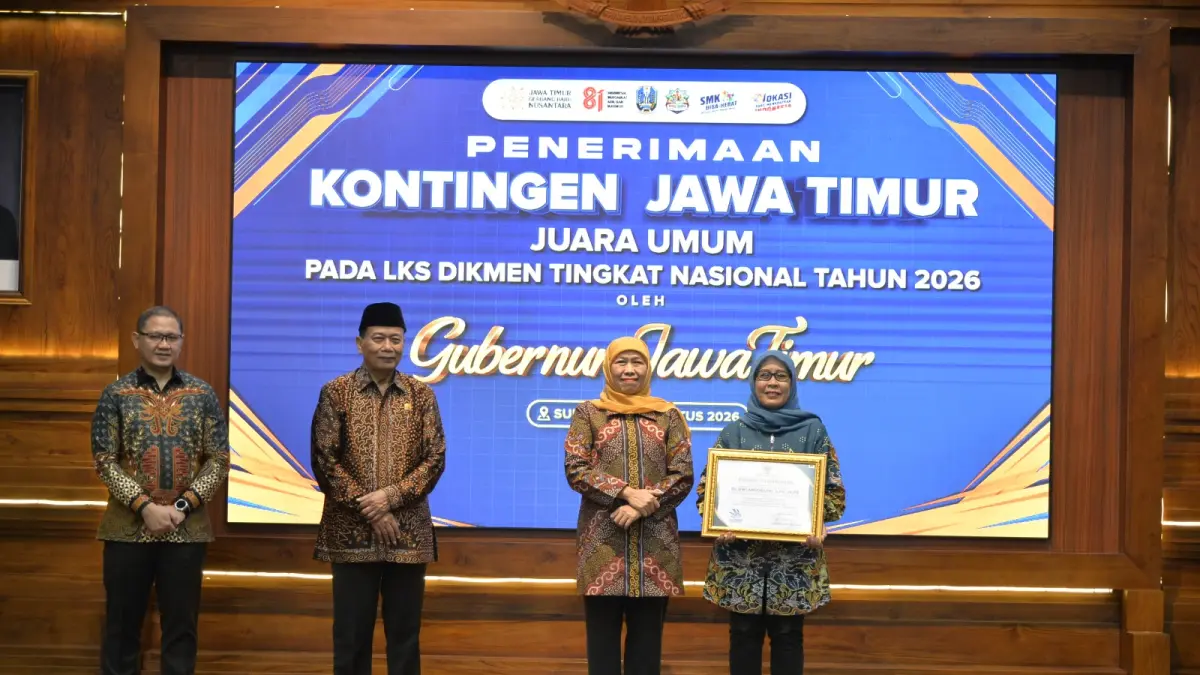 APRESIASI : Gubernur Jatim Dra Hj. Khofifah Indar Parawansa MSi (dua dari kanan) memberikan penghargaan kepada Kacabdindik Wilayah Kabupaten Malang Dwi Anggraeni SPd MPd atas dedikasinya di ajang LKS Nasional 2026.