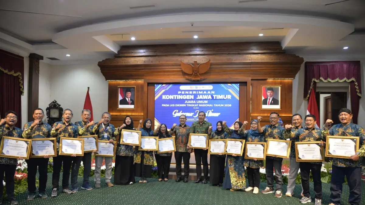 APRESIASI : Kadispenprov Dr Aries Agung Paewai SSTP MM memberikan penghargaan khusus kepada seluruh panitia LKS Nasional 2026 dari Jawa Timur.