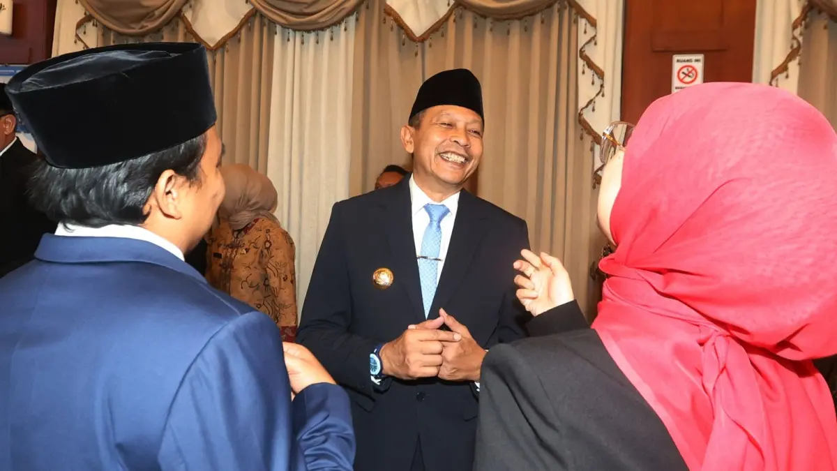 BAKAL BERLANJUT: Wali Kota Malang Wahyu Hidayat berbincang dengan Ketua DPRD Kota Malang Amithya Ratnanggani Sirraduhita setelah pelantikan sejumlah pejabat, 31 Juli lalu. (Darmono/Radar Malang)